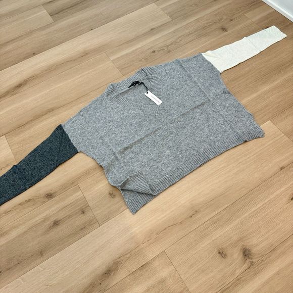 NWT* Olivaceous V-Neck Color Block Sweater in Gray and white - Women's M - Picture 4 of 7